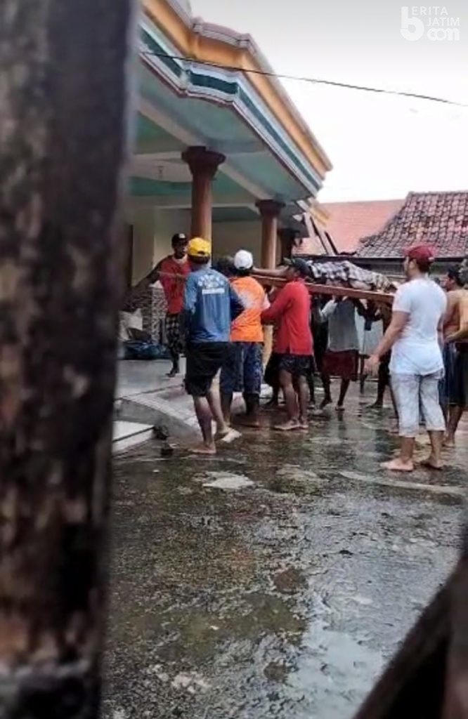 Blar! Petani di Sampang Tersambar Petir Saat Membajak Sawah