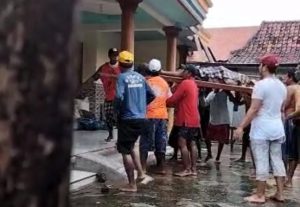 Blar! Petani di Sampang Tersambar Petir Saat Membajak Sawah