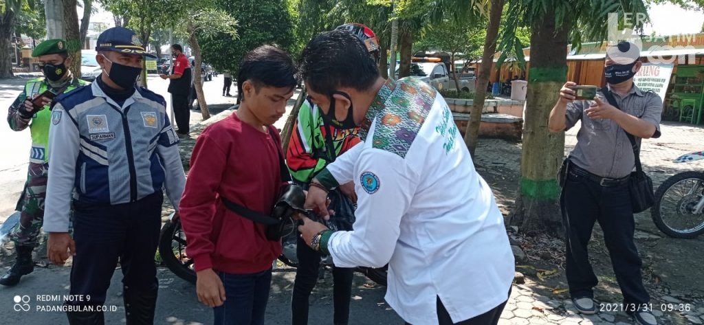 Razia Gabungan di Jombang, Polisi Geledah Pembawa Tas Ransel