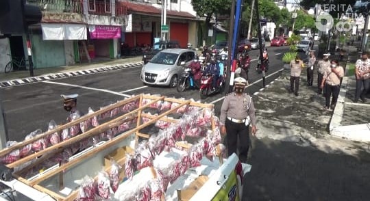 Taat Prokes dan Lalin, Ibu-ibu di Magetan Dapat Hadiah Sekantung Cabai