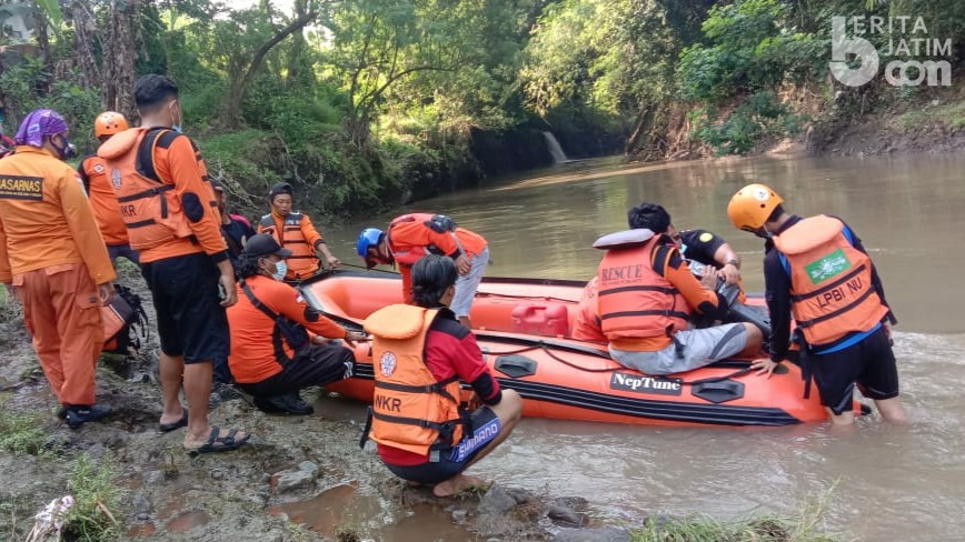 Basarnas Terjunkan 4 SRU Cari Korban Tenggelam di Sungai Pikatan Mojokerto