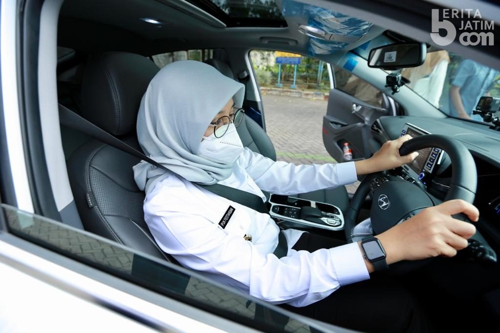 Test Drive Mobil Listrik, Bupati Ipuk: Nyaman