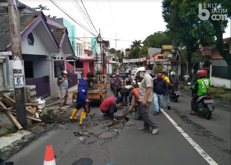 Jalan Rusak di Jember Lebih Panjang daripada Jalur Pantura Surabaya-Jakarta