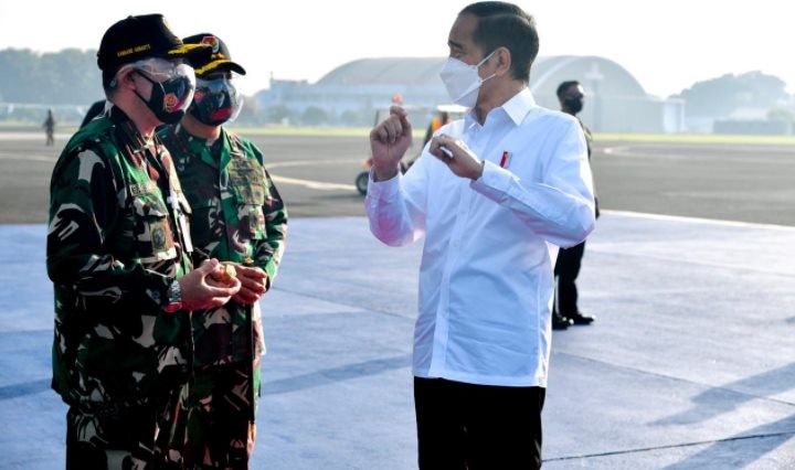 Presiden Jokowi Tinjau Vaksinasi Massal di Sidoarjo dan Jombang