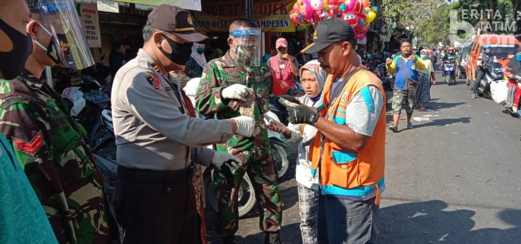 Gelar Razia Prokes, Polisi Gresik Blusukan di Pasar Tradisional