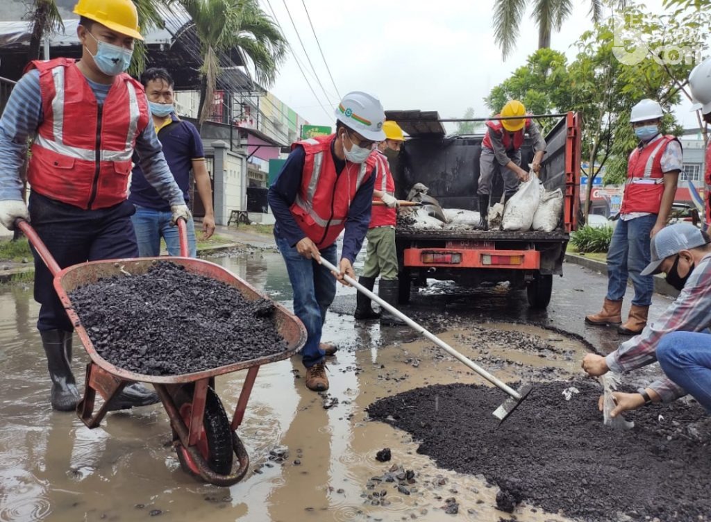 Plt Camat Buduran Ikut Benahi Jalan Rusak Pakai Dana PIWK
