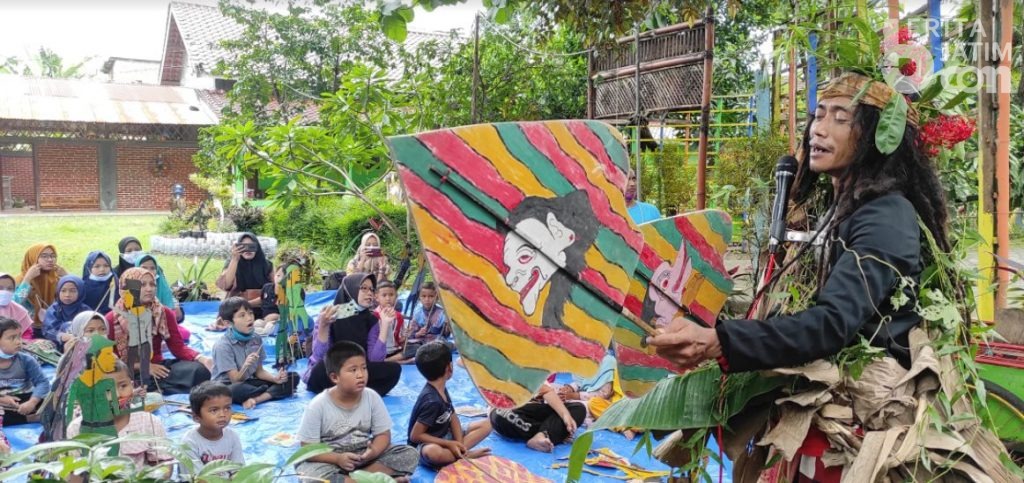 Kenakan Kostum Daun dan Tumbuhan, Ki Ompong Sudarsono Mainkan Wayang Blang-Bleng