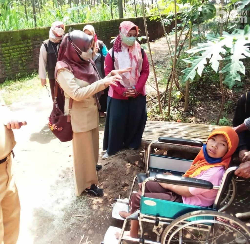 Dinsos Kediri Temui Kakek Nenek Jual Balon untuk Biaya Berobat Cucu yang Lumpuh