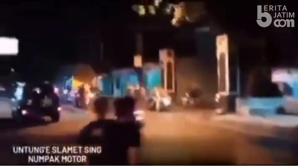 Edan!!! Ugal-ugalan di Jalan, Truk Nyaris Terjang Pemotor