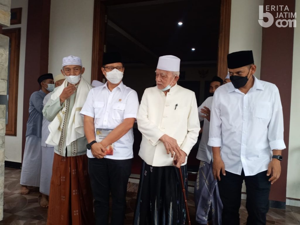 Menkes Pantau Penyuntikan Vaksin Astrazenecapada Santri dan Ulama di Ponpes Lirboyo Kediri