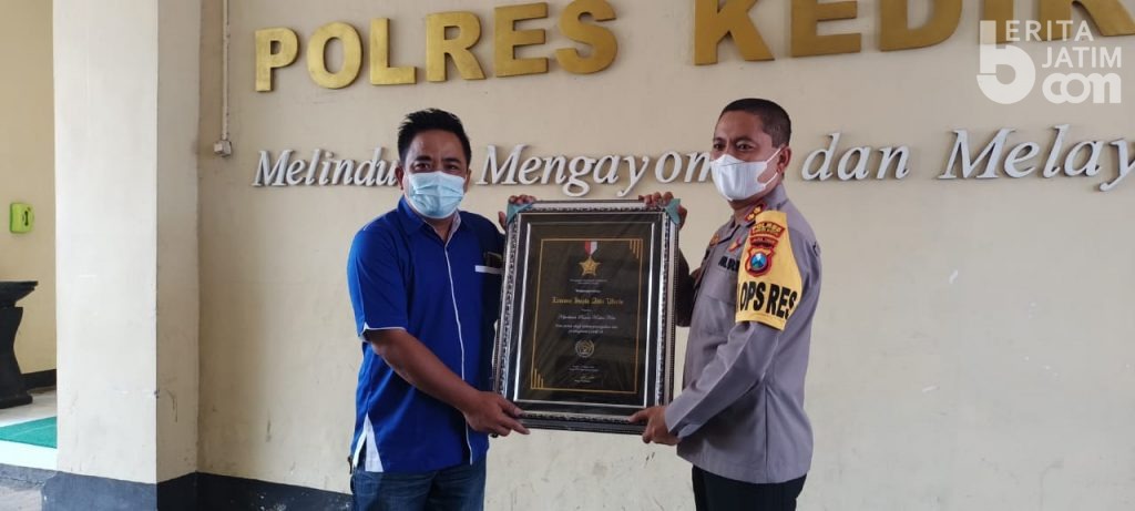 PWI Kediri Beri Anugerah Lencana Hasta Adhi Warta untuk Dua Kapolres