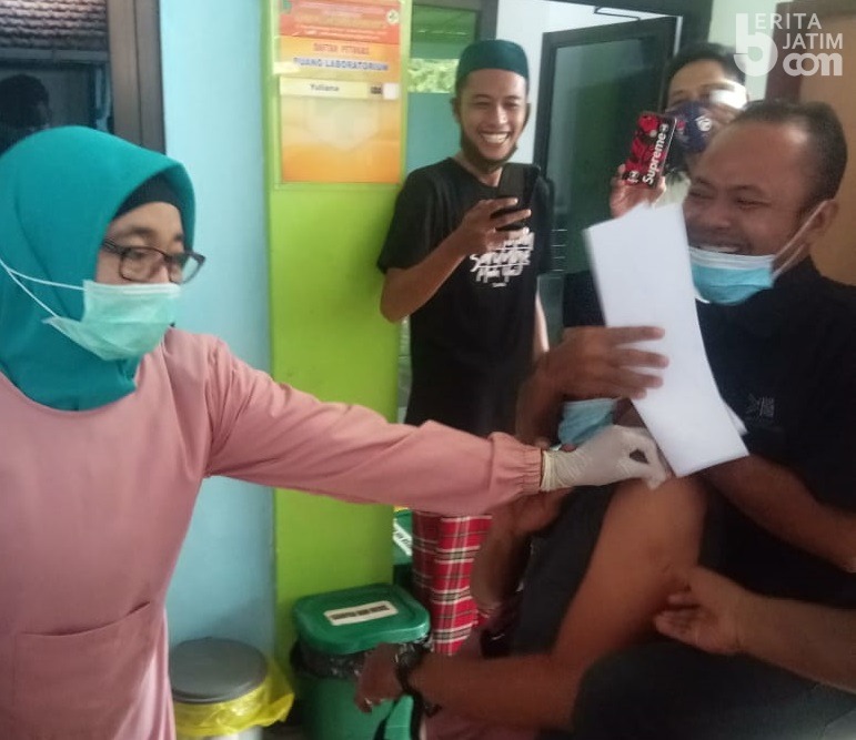 Takut Jarum Suntik, Guru MI di Jombang Meronta-ronta Saat Divaksin