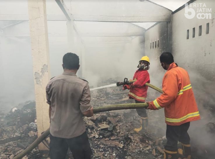 Gudang Penyimpanan Barang Ekspedisi di Bangkalan Terbakar
