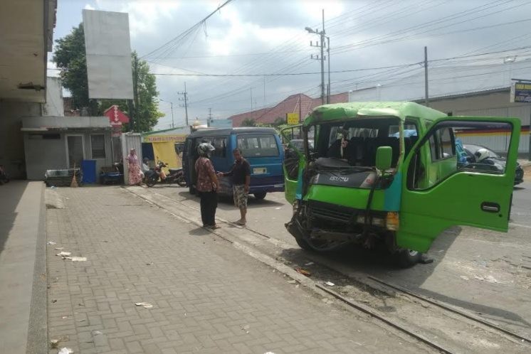 Dua Angkutan Antarkota Bertabrakan di Jember