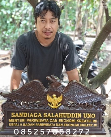 Perajin Kediri Terima Pesanan Papan Nama Meja Menteri Pariwisata Sandiaga Uno