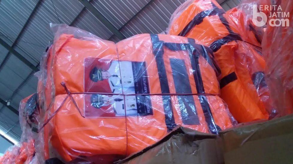 Puluhan Ribu Pelampung Bergambar Mantan Bupati dan Wabup Jember Belum Dibagikan