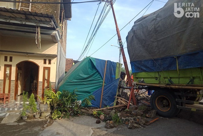 Truk Gandeng Tabrak Pagar Rumah di Jombang, Lalu Timpa Mobil