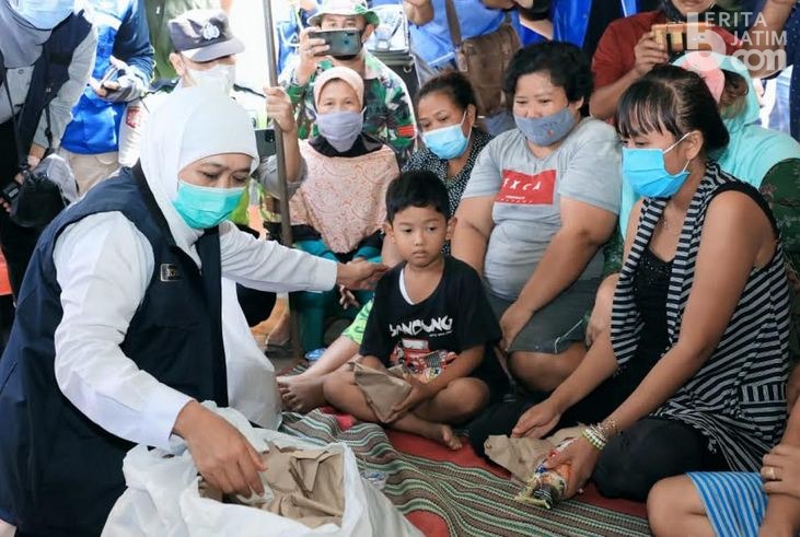 Gubernur Khofifah Beri Santunan Tiga Ahli Waris Korban Gempa Malang
