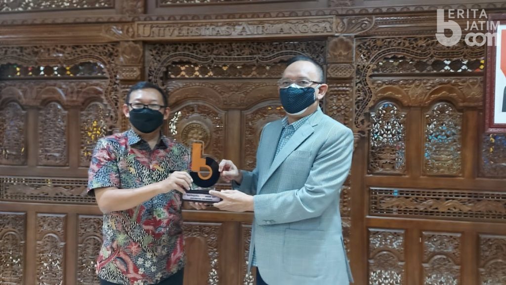Beritajatim.com Beri Award Institusi Terdepan Tangani Covid-19 pada Unair