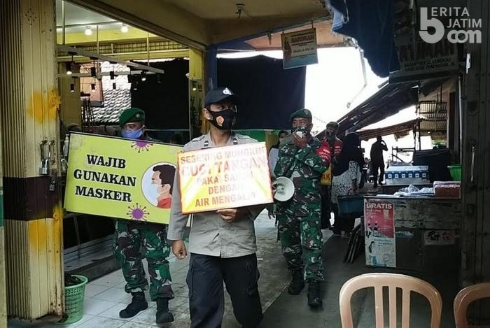 Tentara dan Polisi Lumajang Patroli Masker ke Pasar