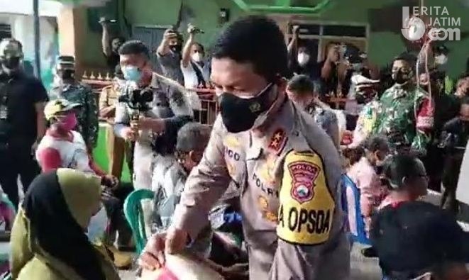 Kapolda Jatim Serahkan Bantuan bagi Korban Gempa Malang