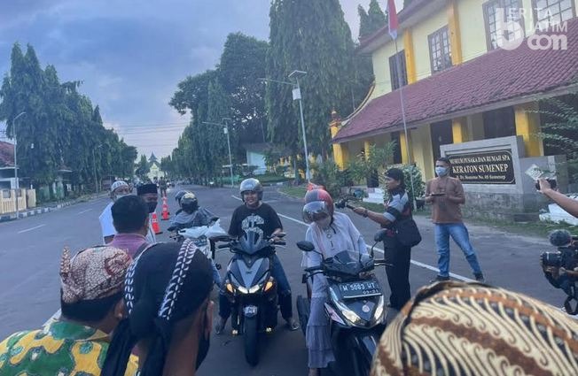 Hari Pertama Ramadan, Bupati Sumenep Sapa Masyarakat dengan Bagi-bagi Takjil