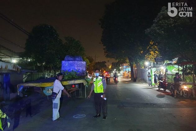 Boncengan Tiga Tanpa Pakai Helm, Pelajar SMP Asal Gresik Tabrak Truk Tronton