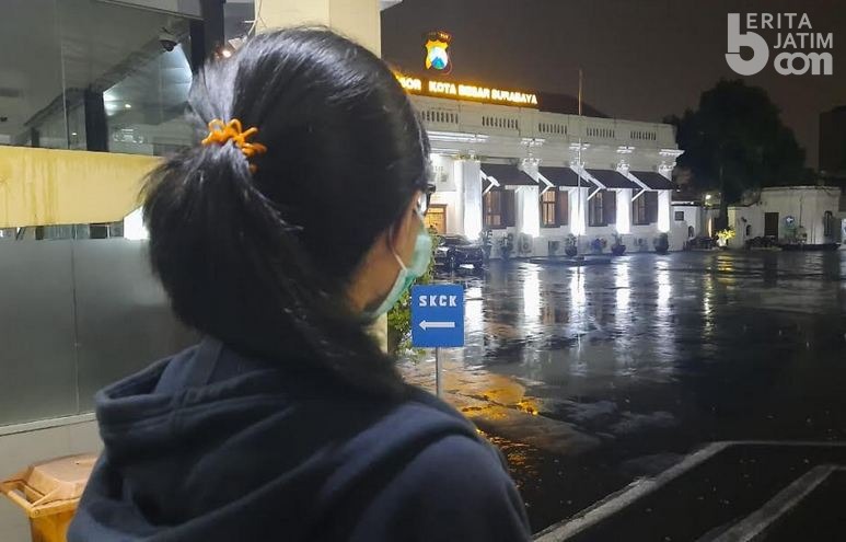 Datangi Polrestabes, Gadis Ini Kebingungan Saat Foto dan Nomornya Dipakai Akun BO