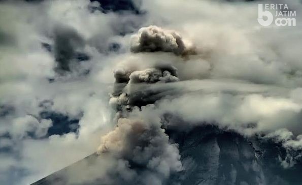 Gunung Merapi Luncurkan Awan Panas Sejauh 2 Kilometer, Hujan Abu Terjadi di Cepogo