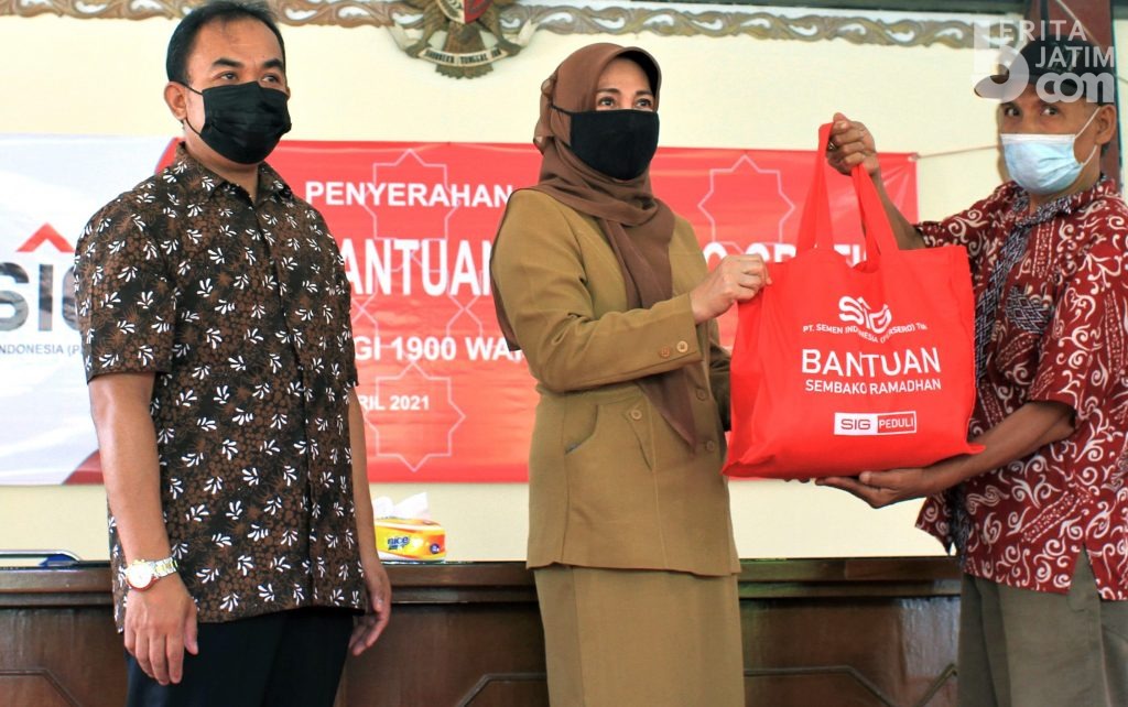 SIG Distribusikan Ribuan Paket Sembako di Gresik