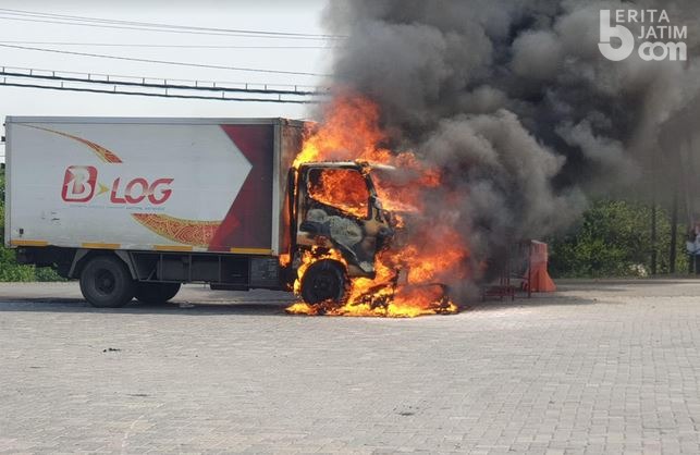Adu Moncong, Truk Box Terbakar, Pengendara Motor Meninggal di Gresik