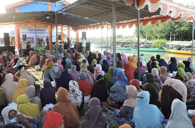 Nelayan Pangkah Kulon Gresik Santuni Anak Yatim