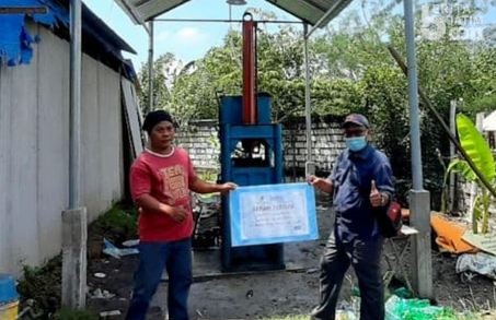 Wujudkan Bebas Sampah, PGN Saka Beri Ratusan Bak Sampah dan Mesin Press