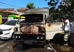 Mobil Box Angkut Pembersih Lantai Terbakar