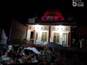 Warga Terdampak Gempa Malang Salat Tarawih di Teras Musala yang Ambruk