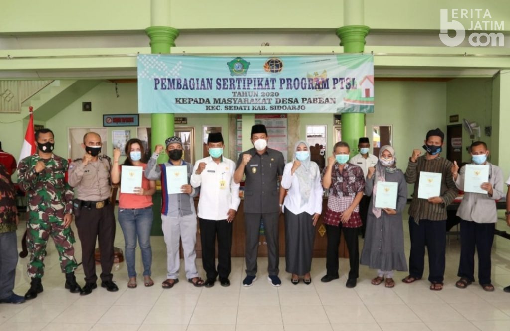 Wabup Sidoarjo Serahkan 403 Sertifikat Tanah Warga Desa Pabean Sedati