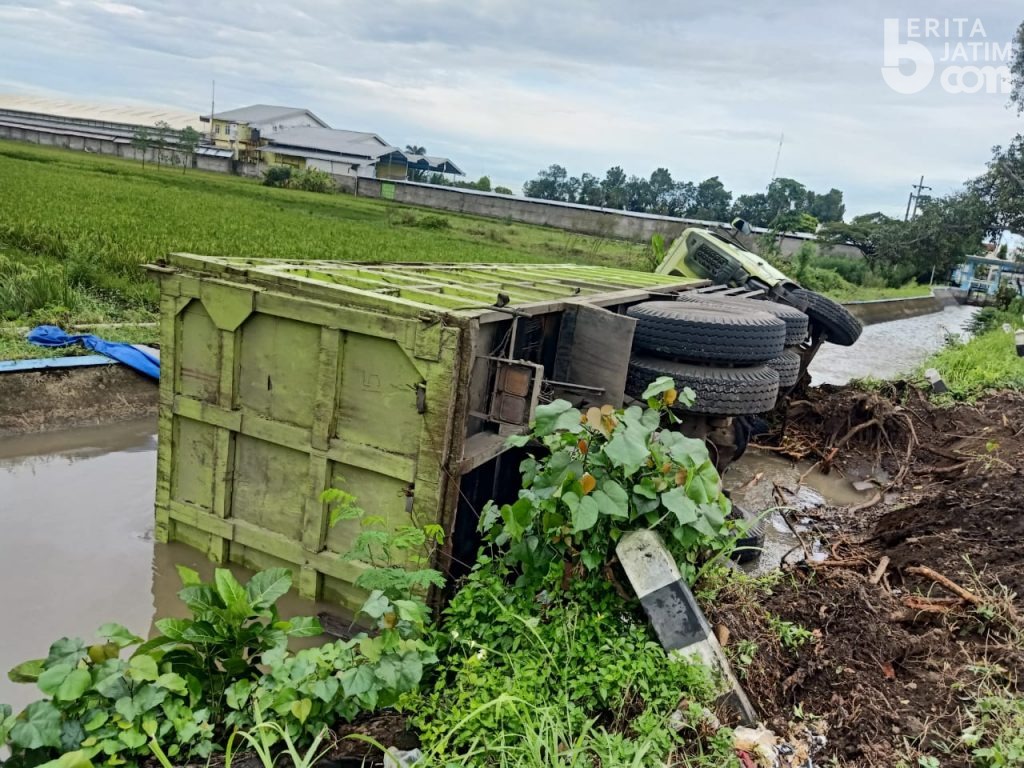 Truk Batu Bara Terjun ke Sungai di Jombang