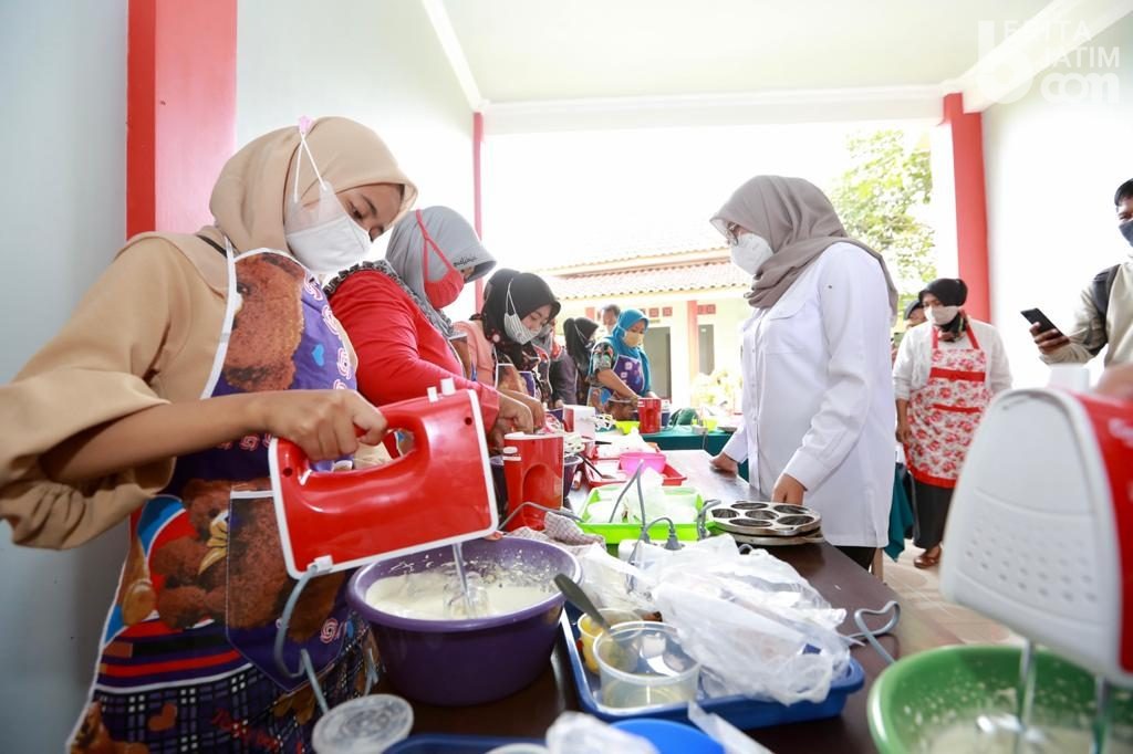 Bupati Ipuk Bantu Pulihkan Ekonomi Warga Lereng Raung Banyuwangi