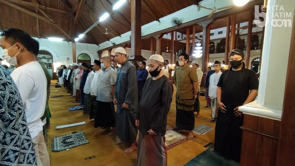 Jemaah Tarawih di Masjid Agung Jami’ Malang Terapkan Protokol Kesehatan