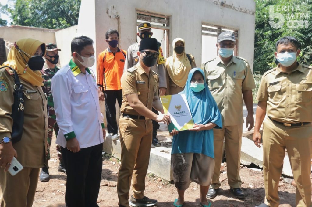 Bupati Trenggalek Arifin Serahkan Bantuan untuk Janda Sebatangkara Korban Gempa