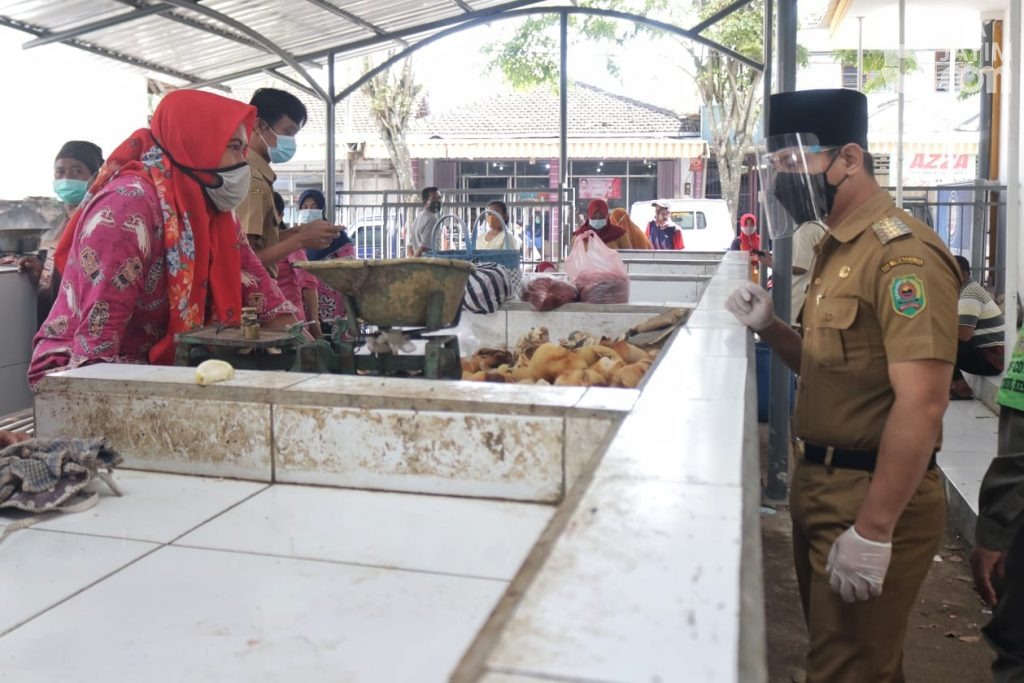 Pantau Stabilitas Harga Kebutuhan Pokok, Bupati Arifin Temui Harga Ayam Melonjak Naik