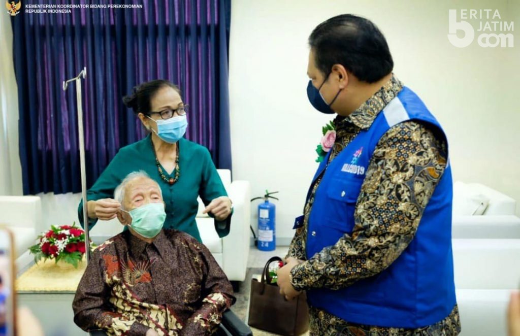 KILLCOVID19 Siap Lakukan Vaksinasi Door To Door Untuk Lansia, Airlangga Acungi Jempol