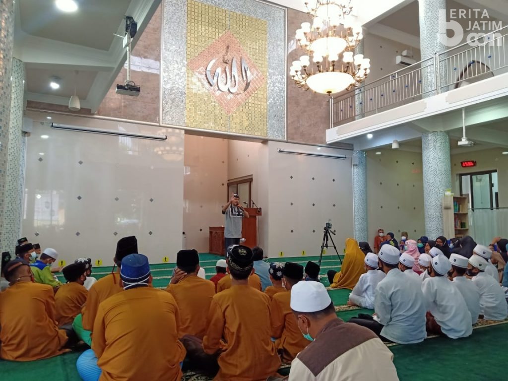 Berbagi dengan Anak Yatim Piatu ala Komunitas Aksara Tumapel Malang