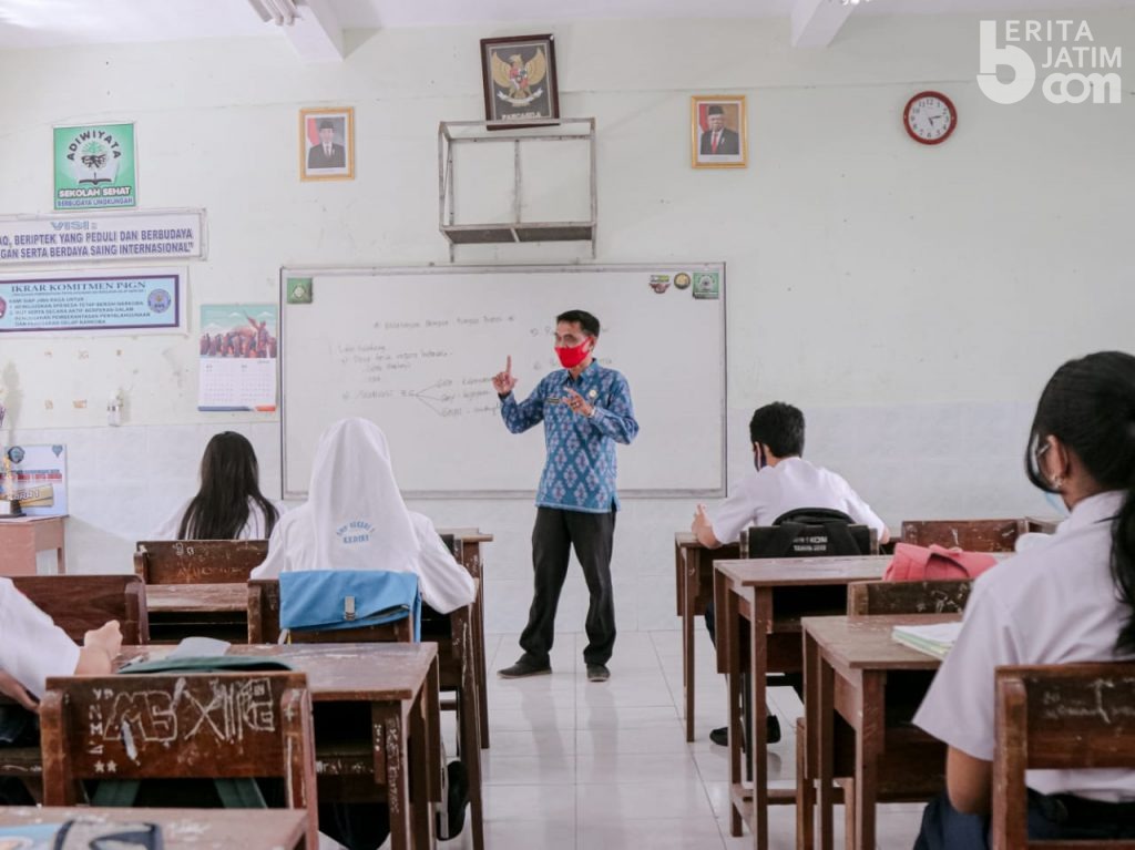 Hari Kedua Pelaksanaan Uji Coba Tatap Muka, Bapak-Ibu Guru Kerja Ekstra