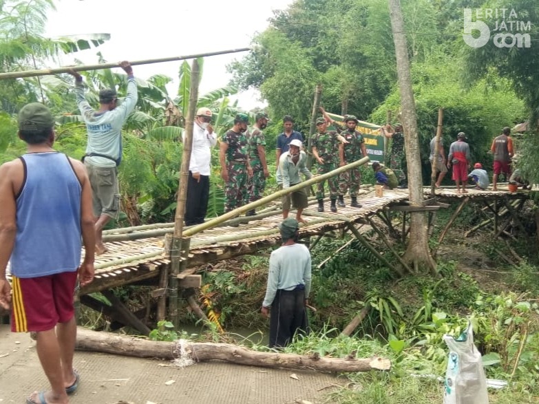 Jembatan Putus, Warga di Mojokerto Bangun Jembatan Bambu