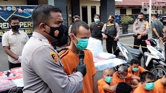 Via Twitter Tawarkan Istri untuk Layanan Threesome, Saat di Hotel Mojokerto Digrebek