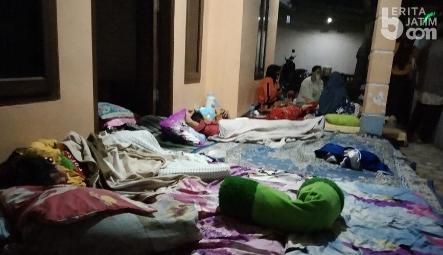 Trauma Gempa, Warga Dampit Malang Pilih Tidur di Teras Rumah