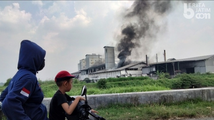 Terdengar Suara Keras, Pabrik Tepung PT Agrofood Makmur Mandiri di Mojokerto Terbakar