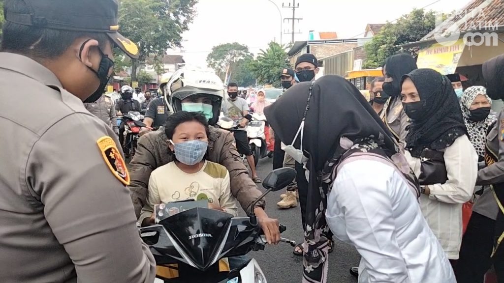 Bagi-bagi Takjil, Sinergitas Polres Mojokerto Bersama Forkopimda dan Tokoh Agama