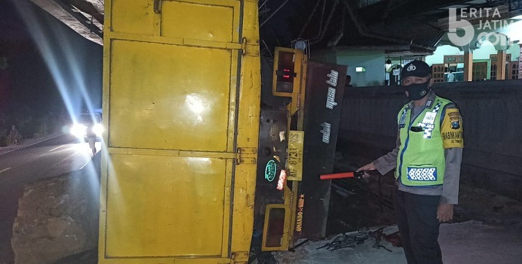 Truk Fuso Jalan Sendiri Tabrak Xenia, Tenda dan Tiang PJU di Jalan Raya Ponorogo-Trenggalek